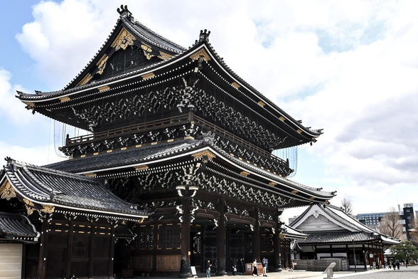 御影堂門。京都三大門の一つだけあって、三門形式の二重門で大層立派。/ 東本願寺から