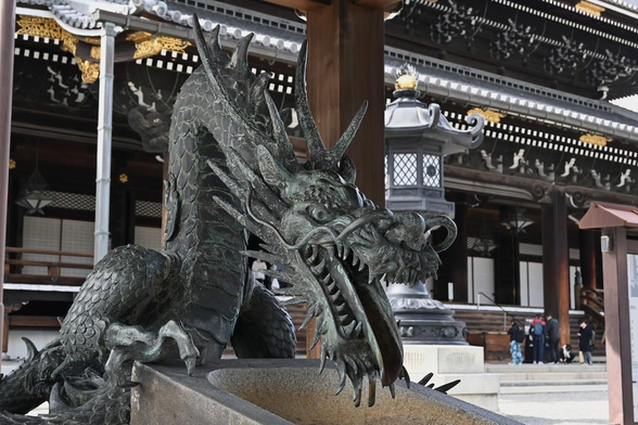 龍をあしらった水差し。現在は水は止められていて、手水鉢にも水は溜まっていない。/ 2026.03.15 東本願寺から