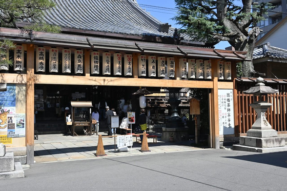 不明門通(あけずどおり)の突き当りに建つ因幡堂平等寺の南門。/ 2026.03.17 因幡堂平等寺