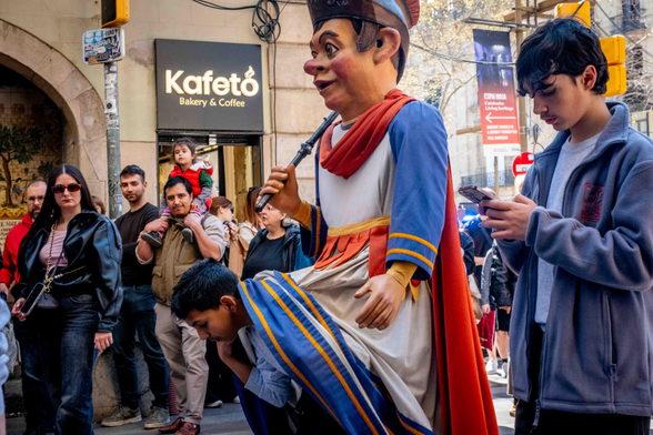 Portador d'un gegant quan surt de sota el gegant per ser substituït.