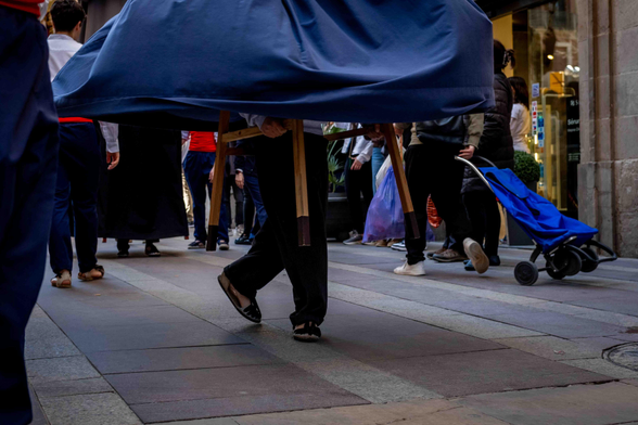 Geganter voleiant la falda del gegant.