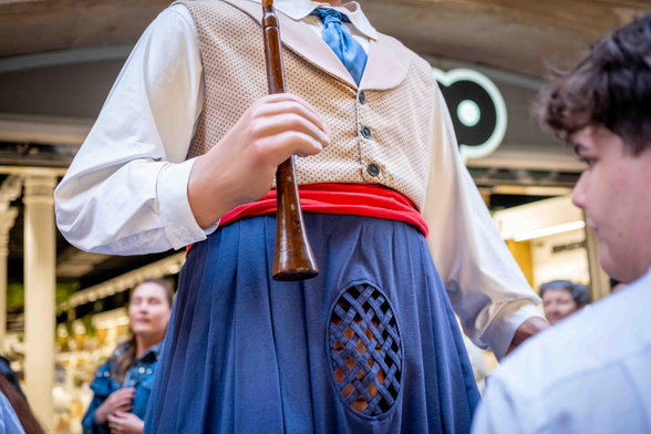 Cara del geganter a través de la roba