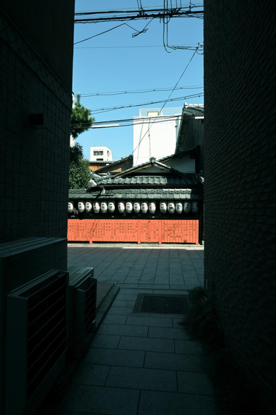 路地の突き当りに見える観亀稲荷神社の提灯と玉垣。/ 2026.03.27 祇園・観亀稲荷神社から