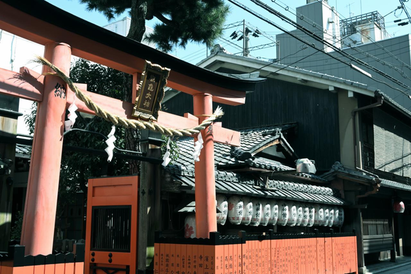 観亀稲荷神社の鳥居と末吉町通に面した部分。/ 2026.03.27 祇園・観亀稲荷神社から