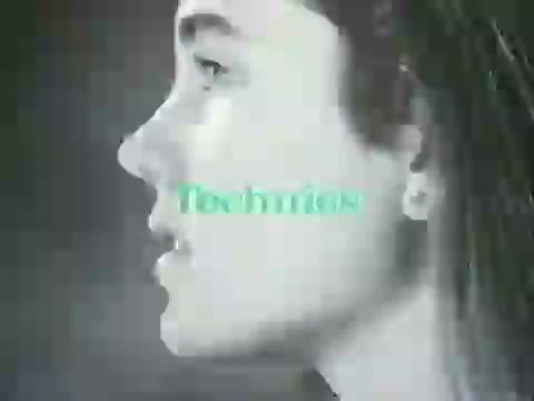 le soir sur les téléviseurs, la douceur de la voix de Jennifer Connelly chantant en japonais les délices extrême-orientaux des chaînes hifi Technics et me répondant au téléphone