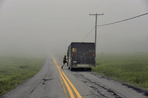 livreur UPS dans la brume
