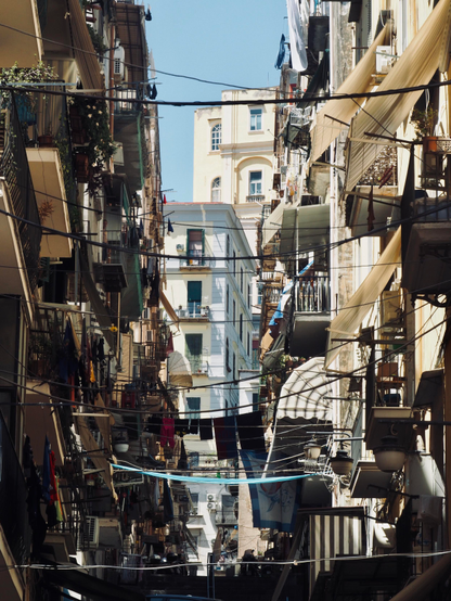 Façades dans les rues de Naples, fils à linge et fil électriques entremélés.
