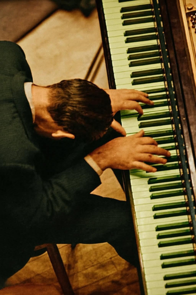 Bill Evans plaquant sur le piano un accord final au requiem pour les zones à faible émission