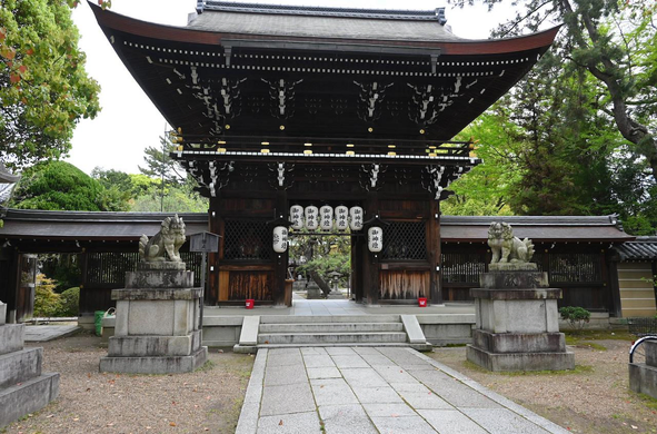 楼門。両脇に狛犬が控えている。/ 2026.04.18 御霊神社から