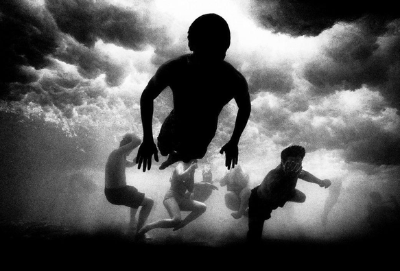 les nuages ou les remous de la mer photographiés au dessus des enfants en plongée