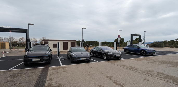 Tesla Supercharger parking lot, from left there's a Spanish Lynk & Co 01, Spanish Tesla Model 3, Norwegian Tesla Model S and a Polish Kia EV6
