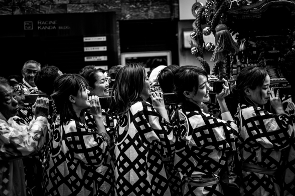 Portadores de mikoshi al matrusi de Kagurazaka
