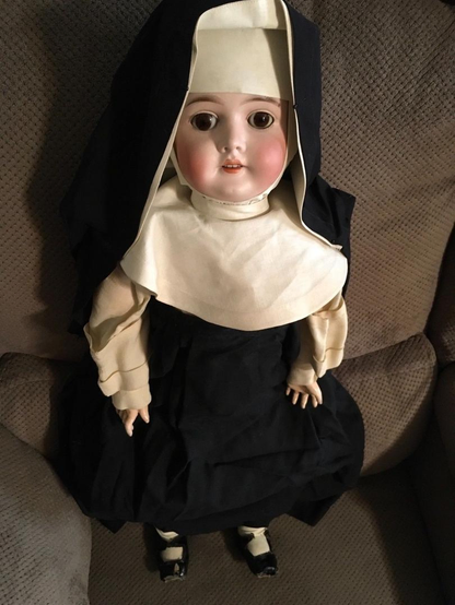 poupée de porcelaine religieuse