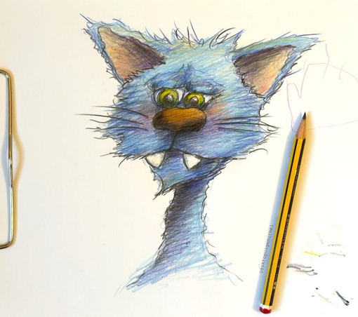 Buntstiftzeichnung eines Katzenkopfes im Comic-Stil. gehalten in Blautönen. Als Größenvergleich liegt dem Bild ein Bleistift bei.