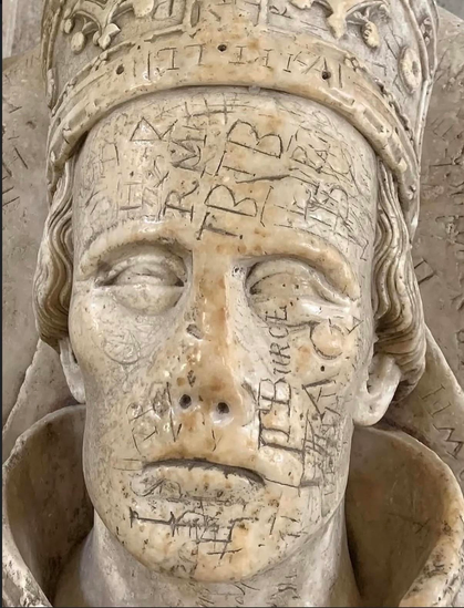 L’évêque Ralph de Shrewsbury dans la cathédrale de Wells en Angleterre, recouvert des noms gravés des visiteurs, une pratique qui a commencé au XVIe siècle