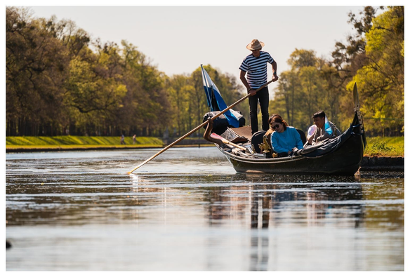 Eine (ganz bestimmt echte) venezianische Gondola mit (ganz bestimmt echtem venezianischen) Gondoliere auf einem bayrischen Schlosskanal.