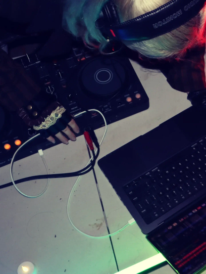 A DJ deck and cables and computer hehe