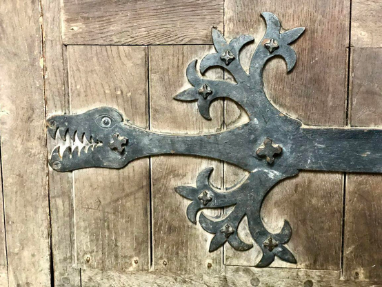 ferronnerie d’art renfort de porte en forme de dragon, gueule ouverte, griffes déployées