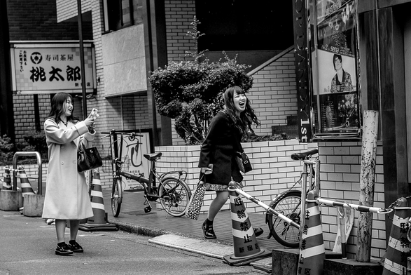 Dues noies que s'acomiaden als carrers de Kabukicho (Tòquio)