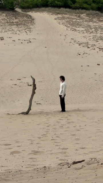 performance d’un danseur illustrant le fait que les artistes vivent et se meuvent dans un monde parallèle