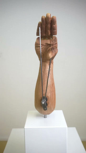 sculpture automate effectuant le geste « ferme ta bouche », quatre doigts joints rejoignant le pouce font un mouvement qui imite une bouche qui se ferme