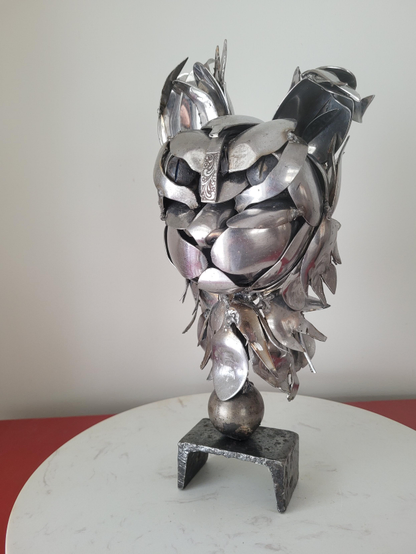 Une tête de grumpy cat fait en cuillères recyclées sur une base périlleuse, surtout que les poils sont piquants... de cuillères coupées. 