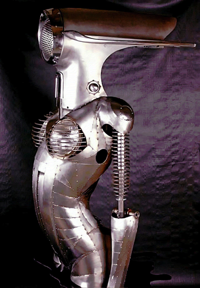 « la résurrection de DeSoto », sculpture d’une femme robot résolue en armure rétro réalisée à partir de pièces d’une DeSoto Fireflite de 1955