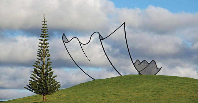 « Horizons » est le nom de cette installation géante représentant une feuille surdimensionnée, imaginée et réalisée par l’artiste Neil Dawson.