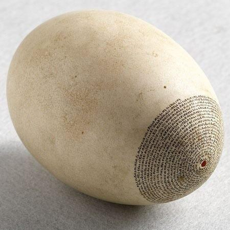 oeuf décoré d’un texte micrographique tiré du Cantique des cantiques