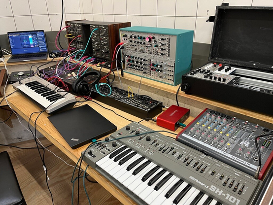 Overview of some modular synthesizers including the Roland System 100m and also a Roland SH-101