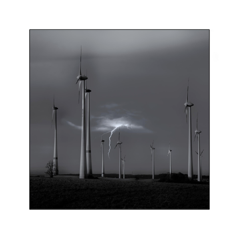 Windräder und Blitz