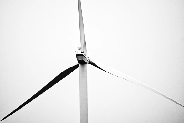 Nahaufnahme eines dreiflügeligen Propellers eines Windrades. 