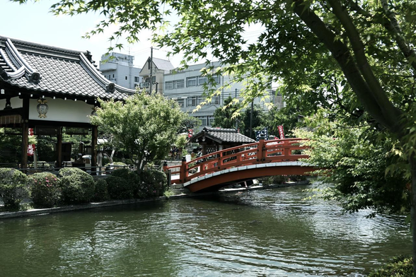 法成就池にかかる赤い法成橋と橋を渡った先に位置する善女竜王社｡/ 2026.05.16 神泉苑から