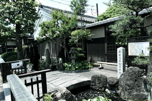 店舗に隣り合って建つ山中油店辰巳蔵で登録有形文化財｡また門前には平安宮一本御書所跡の石碑も立っている｡/ 2026.05.16 下立売通・山中油店から