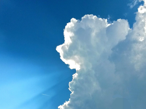 Wolken am blauen Himmel