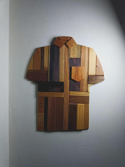 sculpture d’une chemise à manches courtes composée de différentes essences de bois