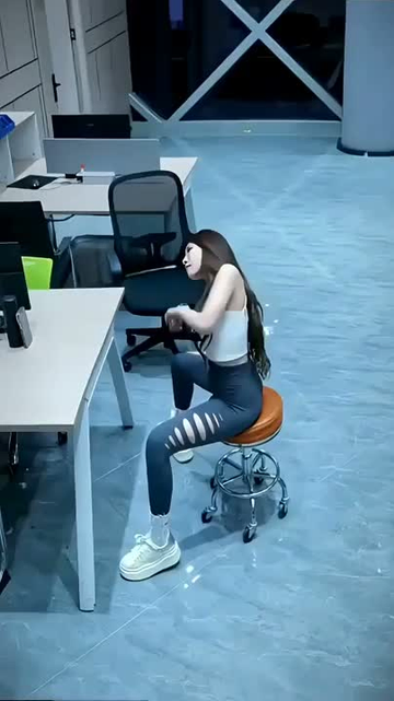 moins fatigant que la pole dance ; une performeuse met à profit ses notions d’ergonomie en intégrant le mobilier de bureau à sa chorégraphie suivie par ses dizaines de followers (follower signifie abonné)
