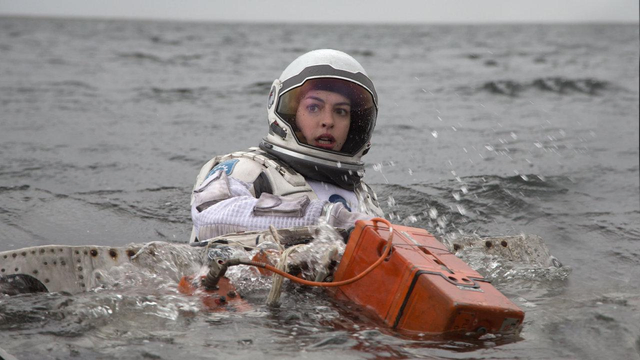 une cosmonaute prend un bain de mer en scaphandre