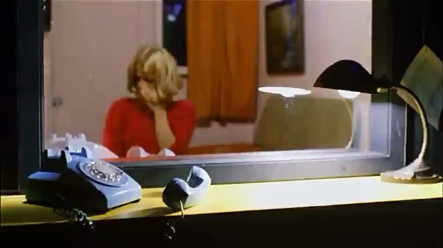 Dans la cabine du peep-show où travaille Jane, juste après que Travis Henderson soit parti, Slater joue de l’harmonica pour Jane Henderson. Ils sont séparés par un miroir sans tain qui permet aux hommes de regarder les femmes sans être vus, tout en communiquant avec elles à travers un téléphone. Ce lieu logiquement propice à l’intimité prend ici des airs de parloir de prison.