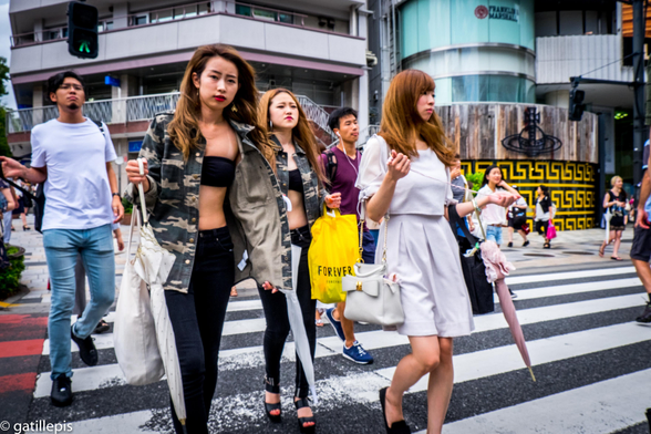 Dones joves, vestides amb diferents estils,  travessant un pas de vianants a Shibuya (Tòquio, 2016)