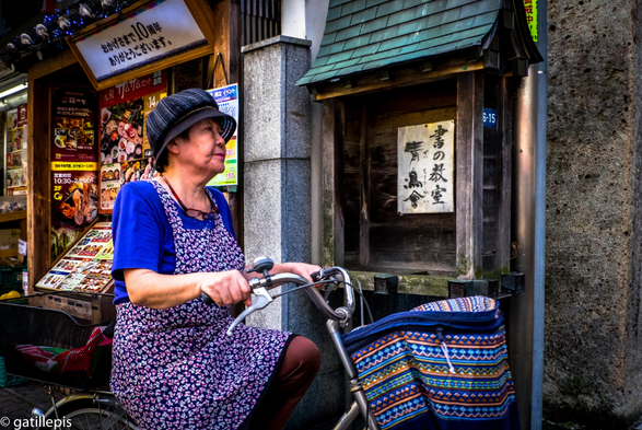 Dona gran amb bicicleta al barri d'Edogawa (Tòquio, 2016).