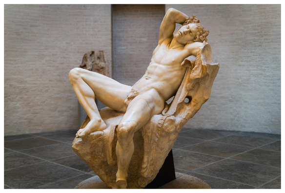 Figur eines athletischen Nackten Mannes, der sich etwas lüsternd auf seinem Sitz räkelt.
