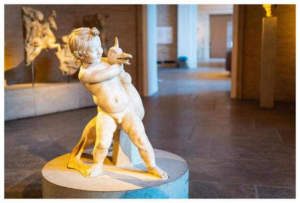 Figur eines Knaben, der eine Gans würgt.