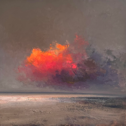 un nuage de feu au-dessus d'une mer calme
