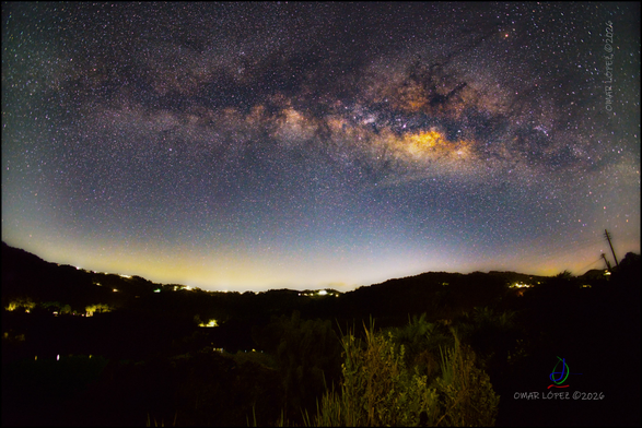 Night at lake Guayo, more light pollution than expected.
All these light in the horizon is light pollution you can see how the stars disappear behind it.