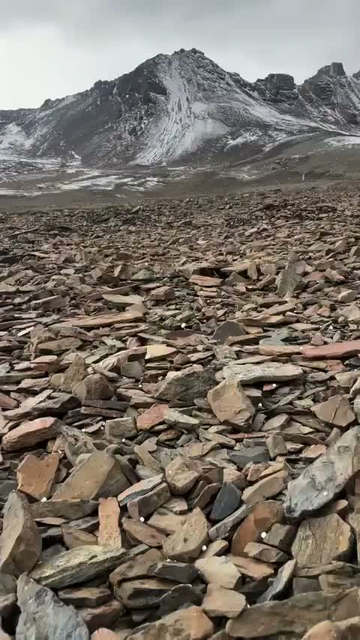 sur le pierrier au pied de la montagne, le chant des grêlons