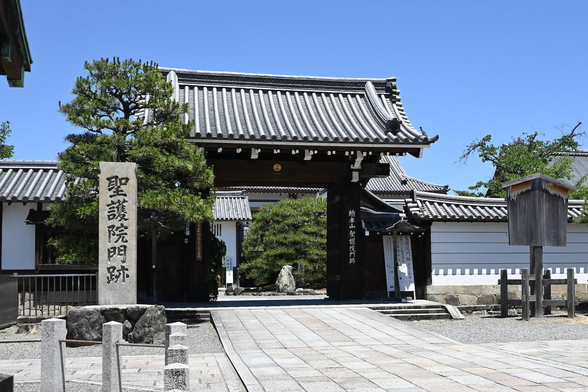 聖護院門跡山門。皇室とゆかりのある寺院ということもあり、よく見ると菊の紋が付いている。/ 2026.05.30 聖護院から