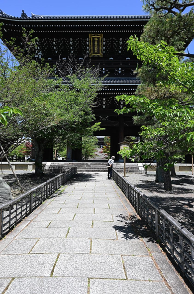 山門。上部に書けられている扁額は後小松天皇の宸筆らしい。/ 2026.05.30 くろ谷・金戒光明寺から