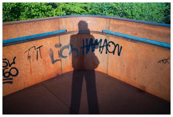 Schatten des Fotografen an rostiger Wand.