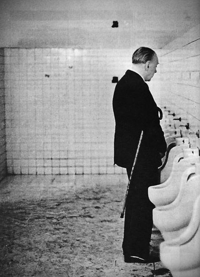 Jorge Luis Borges aux toilettes pour hommes